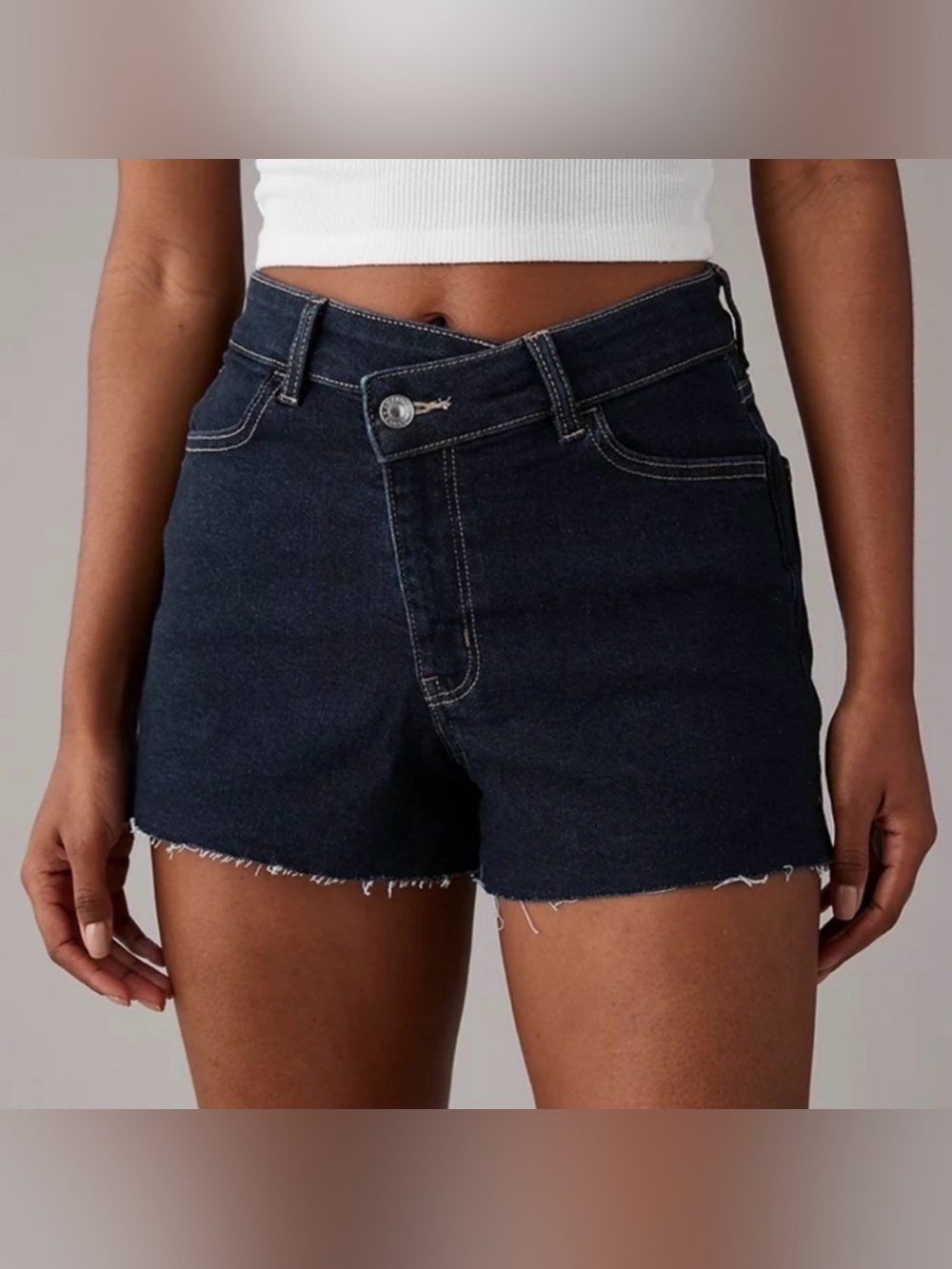 AE Stretch Cross Over Waist Mom short NWT size 4